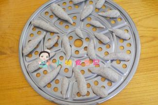 蒸屉上抹一点油放上香菇蒂防粘