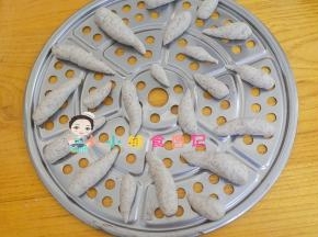 蒸屉上抹一点油放上香菇蒂防粘