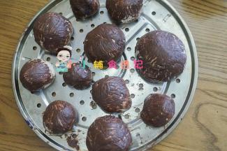 巧克力有点裂开了但是还不是很明显，夏天空气潮湿也会影响开裂