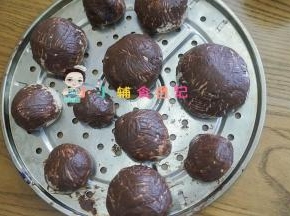 巧克力有点裂开了但是还不是很明显，夏天空气潮湿也会影响开裂