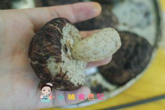 筷子插入馒头底部插个洞，插入一个香菇蒂，这样就做好啦