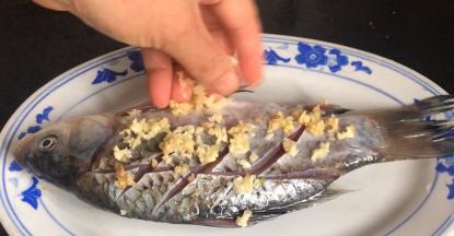 均匀的撒上姜末、蒜末