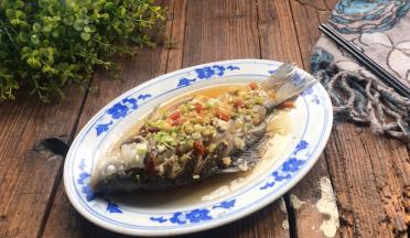 淋入生抽和香油即可