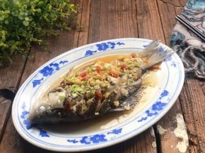淋入生抽和香油即可