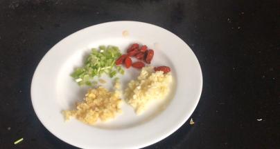 备好葱花、姜末、蒜末、枸杞