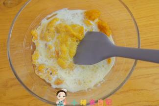 加入牛奶60g混合均匀