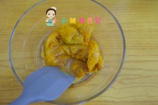 玉米油+0.5g盐+南瓜泥搅拌均匀