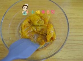 玉米油+0.5g盐+南瓜泥搅拌均匀