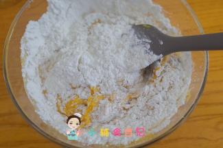 加入低筋面粉100g 不需要过筛直接混合就可以