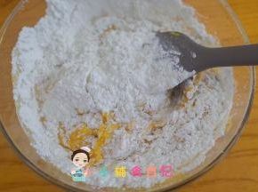 加入低筋面粉100g 不需要过筛直接混合就可以