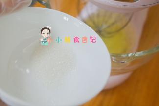 无水无油的缸，加入6个蛋白，缓慢倒入30g白砂糖