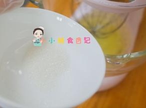 无水无油的缸，加入6个蛋白，缓慢倒入30g白砂糖
