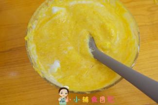蛋黄糊+1/3蛋白翻拌均匀