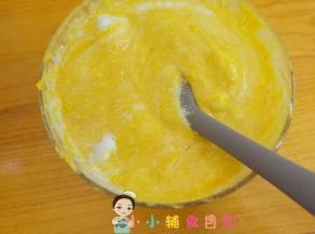 蛋黄糊+1/3蛋白翻拌均匀