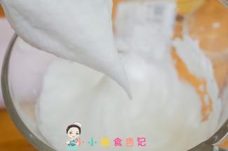 打发至泡沫细腻有点硬但又不是很硬的状态就可以了