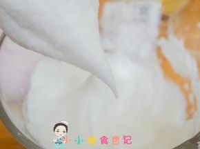 打发至泡沫细腻有点硬但又不是很硬的状态就可以了