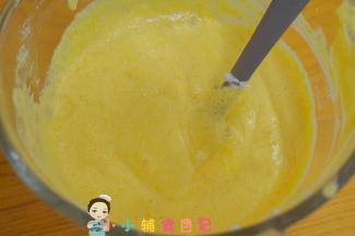 蛋黄糊倒入剩下的蛋白翻拌均匀