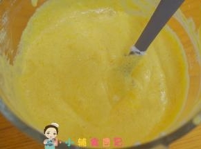 蛋黄糊倒入剩下的蛋白翻拌均匀