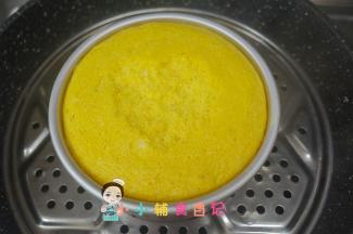 锅里水烧开，放入蛋糕，一定要盖盖子，中小火蒸30分钟