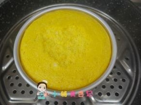 锅里水烧开，放入蛋糕，一定要盖盖子，中小火蒸30分钟