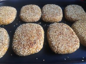 煎至底部饼皮颜色变深，呈现透明状翻面，两面煎好后，使用锅铲在表面轻压能轻轻回弹即可；