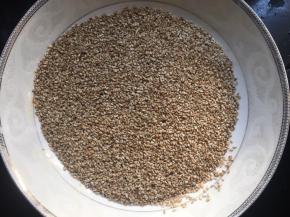 将适量芝麻倒入平碗中；