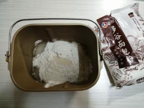 把水、糖、盐、面粉和酵母都倒入面包桶里，如果室温高的话，建议用冰水，在空调房下操作，这样可以防止和好的面团面温太高