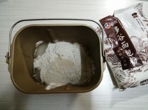 把水、糖、盐、面粉和酵母都倒入面包桶里，如果室温高的话，建议用冰水，在空调房下操作，这样可以防止和好的面团面温太高