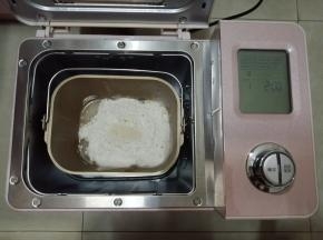 把面包桶放入到面包机里，选择和面10分钟，不同型号的面包机和面时间会有所不同