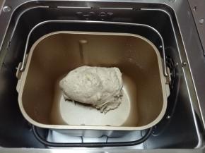 面团和好后，把面团取出，放在盆里，盖上保鲜膜，静置30分钟