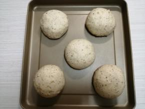 把面包胚放入到烤箱，用发酵档35度，发酵至两倍大，烤箱内需要放置一碗热水，保持一定的湿度