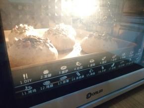 放入已经预热好上火165度，下火170度的东菱K40C烤箱，烘烤15-20分钟。实际烘烤温度，要根据自家烤箱脾气而定