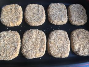 往锅中倒入适量食用油，依次平铺放入红薯饼，再开中小火煎至；