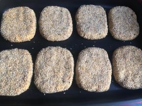 往锅中倒入适量食用油，依次平铺放入红薯饼，再开中小火煎至；