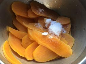 先倒出碗中多余的水份，再根据红薯的甜度和自身的口味倒入适量的白砂糖，趁热使白砂糖搅化，再用蛋抽压拌成细腻的红薯泥，稍微晾凉备用；