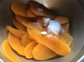 先倒出碗中多余的水份，再根据红薯的甜度和自身的口味倒入适量的白砂糖，趁热使白砂糖搅化，再用蛋抽压拌成细腻的红薯泥，稍微晾凉备用；