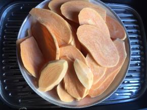 将红薯先洗去表面的泥沙，再削掉外皮，再切成薄片，上锅蒸熟；