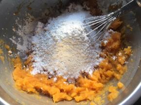 往红薯泥中，少量多次倒入糯米粉、面粉，因红薯泥干湿度不同，所以建议将粉类材料少量多次加入，揉成不粘手的面团；