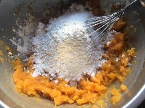 往红薯泥中，少量多次倒入糯米粉、面粉，因红薯泥干湿度不同，所以建议将粉类材料少量多次加入，揉成不粘手的面团；