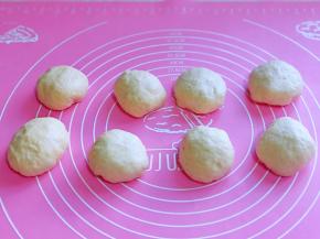 取出揉圆排气，分割8等份，盖上保鲜膜醒10分钟。