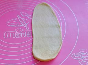 取一块面团用擀面杖擀长舌状。