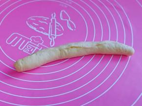 再横着卷起来，收口处捏紧。