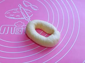 再头尾相接，捏紧，中间的圈圈尽量做的大一点。