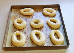 依次做完，摆放在垫好油纸的烤盘上，进行二次发酵，发酵至原来的1.5倍大。