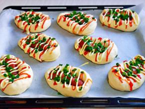 发酵好的面包胚，把牛肉肠放在面包胚中间，压一下，再挤上沙拉酱，番茄酱，撒上切好的葱花。