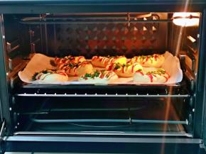 将烤盘入烤箱中层，上下175度烤22-25分钟。(烤箱温度及时间仅供参考，具体请参照自家烤箱性能另定)