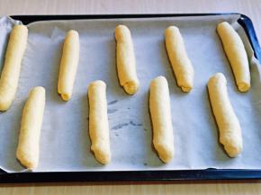 依次做好的卷放入垫有油纸的烤盘中，并间隔距离。