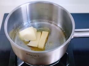 利用这个时间做酥皮，黄油，玉米油，纯净水放入奶锅中，小火烧开，立即关火。