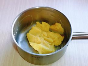 凉一会，不烫手时加入面粉，翻拌均匀，且无干粉，分次加入蛋液，搅拌均匀即可。