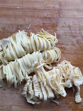 1 干豆腐和豆腐皮切好备用